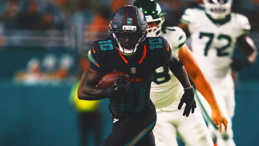 Dolphins WR Tyreek Hill Reportedly Has Torn ACL in Dislocated Knee, Season Over