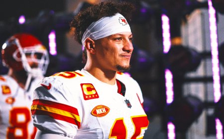 Despite Rocky Start, Books Call it 'Completely Crazy' to Count Chiefs Out