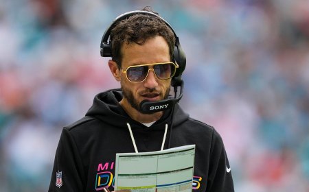 Mike McDaniel balks at Dolphins trade rumors, calls speculated player moves 'baseless, currently'