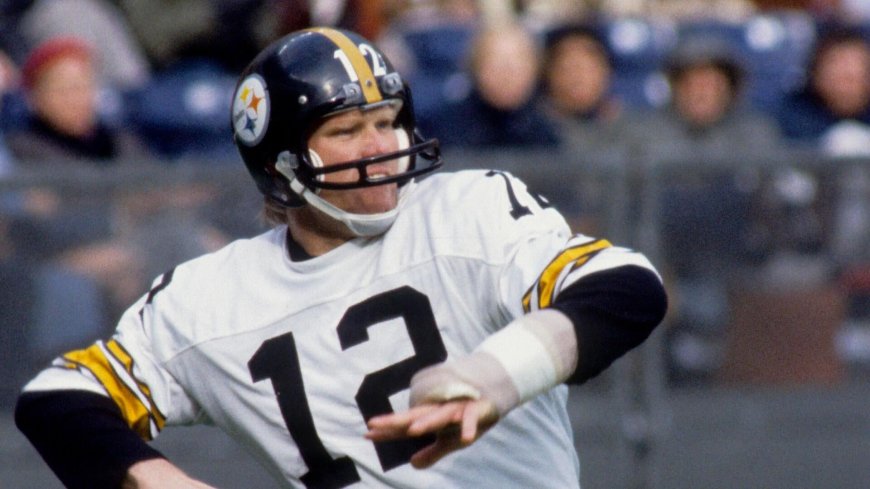 Aaron Rodgers wouldn't be the first notable Steelers quarterback to play with a broken left wrist