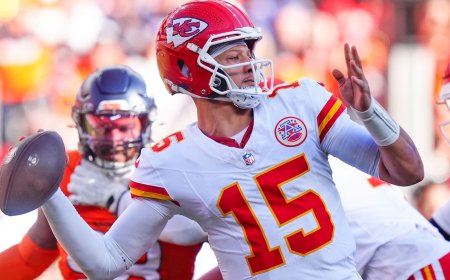 Chiefs vs. Texans NFL player props, SGP: Self-learning AI backs Mahomes Over 234.5 passing yards on 'SNF'