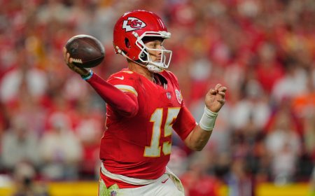 Chiefs vs. Texans NFL player props, SGP: Self-learning AI backs Mahomes Over 239.5 passing yards on 'SNF'