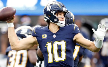 Chargers vs. Eagles prediction: Can slumping Philadelphia get back on track against banged-up Justin Herbert?