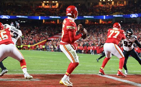 2025 Week 15 Fantasy Football Rankings: Sleepers, Streamers, Must-Starts